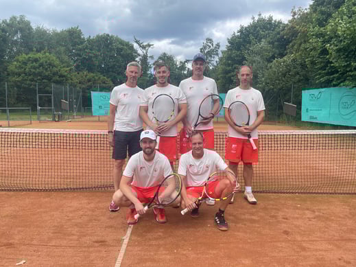 Mannschaft mit Sponsor Reimund Wield (links)