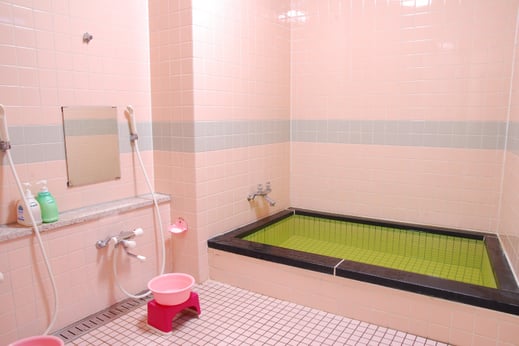 女湯の浴室全景