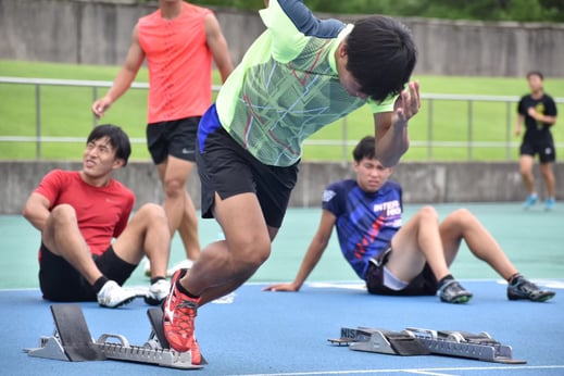 当館最寄りの五十公野公園陸上競技場で練習に汗を流される中央大学陸上部の皆さん