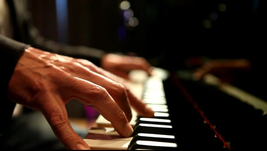 Alexander von Wangenheim – bekannt als Boogiebaron – unterhält Gäste und Publikum als Pianist, Sänger und Storyteller. Auf Wunsch auch im Duo oder Trio …