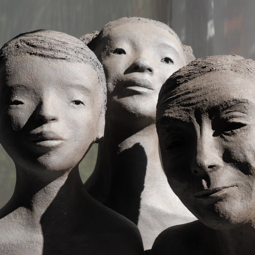 Sculptures en grès noir, extraites de l’installation Impermanence de Fanny Pallaro