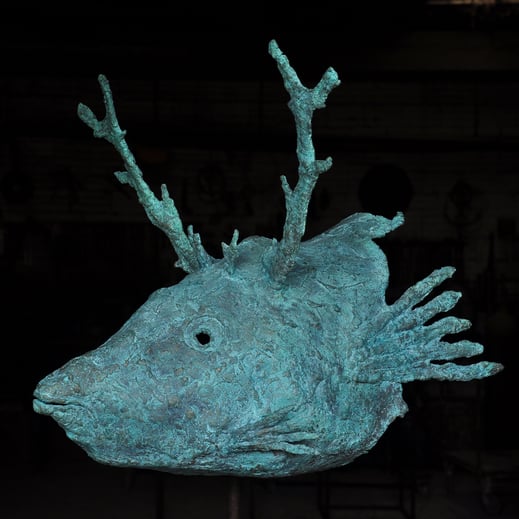 Légende : « Poisson-Cerf », bronze 70 cm. Michel Jacucha.