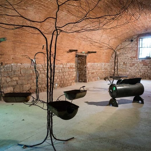 Légende : Arbre à feu 2,5 x 5 m, banc 1,60 x 1,20 m, arbre à palabre 7m x 3m - métal soudé. RV l'Arbre