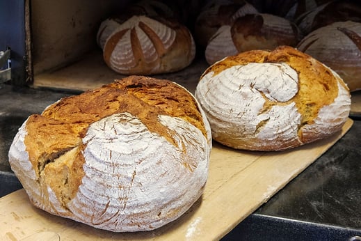 Frisches Brot aus dem Steinbackofen unserer Hausbäckerei