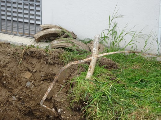 ...dabei wurde der Erdleitungsdraht beschädigt = keine Blitzschutzerdung mehr!