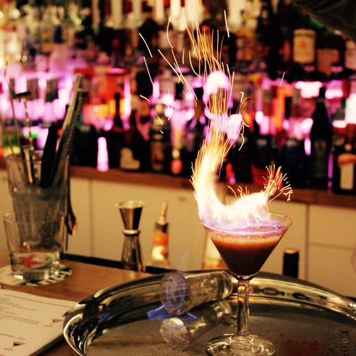 Brennender Cocktail in Barschule Zürich