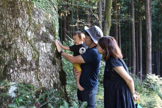 森や地域に繰り返し訪れる家族。第二の故郷のような場づくりが、個人や家族のウェルビーイングと地域活性につながる。