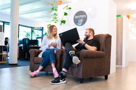 Kollegen im Gespräch auf zwei Sesseln