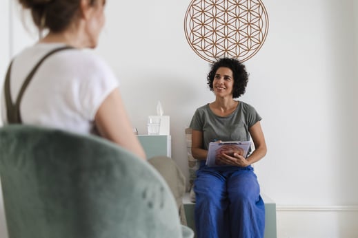 Beratung ist Noré Parada wichtig. In der Praxis für Shiatsu und Schmerztherapie berät sie Klienten über Mittag und am Abend.Termine Montag bis Freitag.Zentral in Zürich an der Marktgasse? Das ist möglich, nehmen Sie das Tram bis zur Haltestelle Rathaus. 