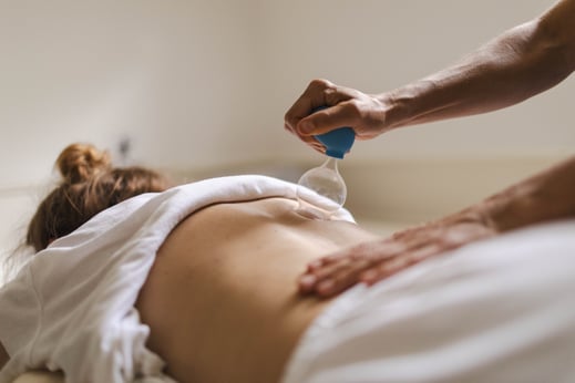 Die Schröpfmassage Technik stärkt den Organismus in dem es entgiftet. Kombiniert mit Shiatsu eine effektive und wohltuende Behandlung und trägt zur Entspannung bei. 