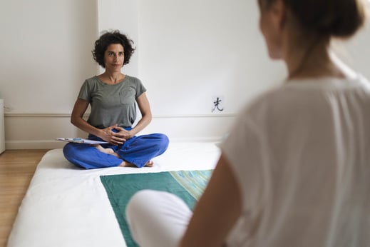 Übungen zur Förderung der Lebensenergie, Beweglichkeit, Flexibilität, hilft Stress zu reduzieren und mehr in die Entspannung zu kommen, beruhigt das Nervensystem.