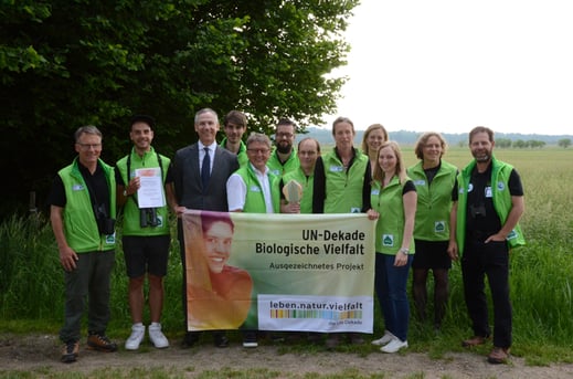 Oberbayerische Gebietsbetreuer mit dem Amtschef des Bayerischen Umweltministeriums Dr. Christian Barth (dritter von links) und dem Vorstand des Bayerischen Naturschutzfonds Georg Schlapp (fünfter von links) © Bayer. StMUV  