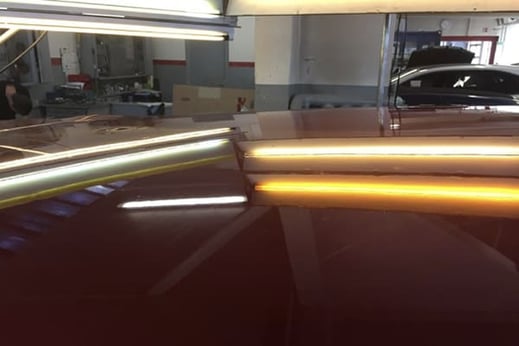 Toît de voiture grêlé après rénovation, les bosses ont disparu