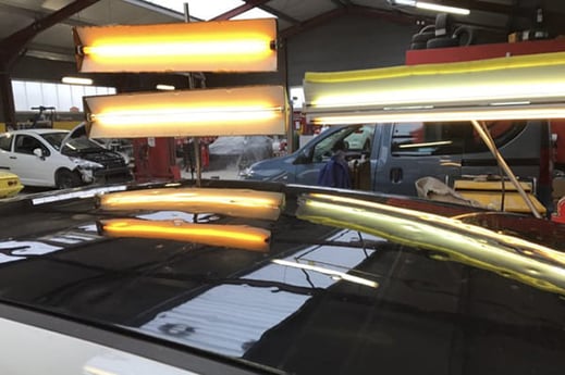 Toît de voiture grêlé noir éclairé par des néons spéciaux