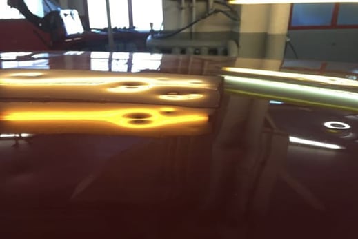 Toît de voiture grêlé