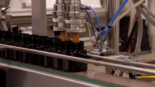 Une machine remplie à la pompe du Miel de Manuka de Nouvelle-Zélande dans des pots en verre avec une densité de 175ml pour 250g