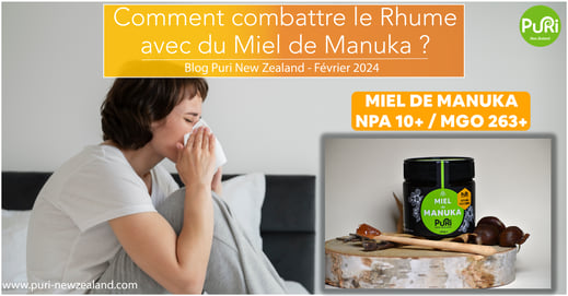 Photo d'une femme dans son lit assise, qui se mouche car elle est malade et son nez est encombré