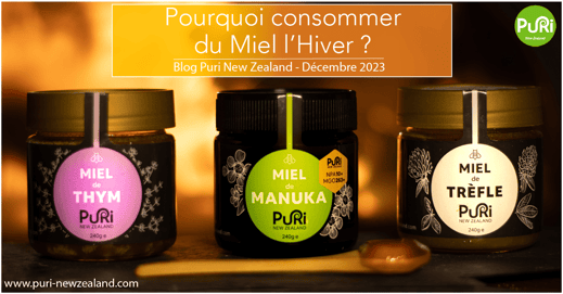 Photo de plusieurs pots de Miel de 240g de Puri New Zealand, avec un pot de Miel de Thym, de Manuka et de Trèfle Blanc, en arrière plan les flammes d'une cheminée en hiver