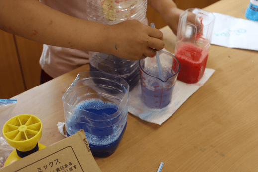 理科の実験（シャボン玉づくり）