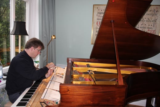 Daniel hat die Flügelmechanik herausgezogen und prüft ihren Zustand.