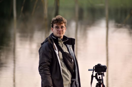 Antonin de Puri New Zealand avec sa caméra, trépid, se prépare à filmer une session d'apiculture en Nouvelle-Zélande