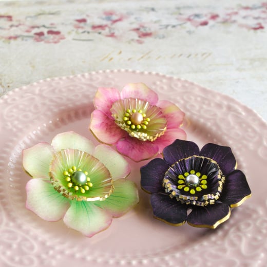 「大OSAKA画材まつり2019」ナナアクヤの立体花プラバンワークショップ、作品のサンプル3点の画像です。クリスマスローズのコサージュクリップを作ります。