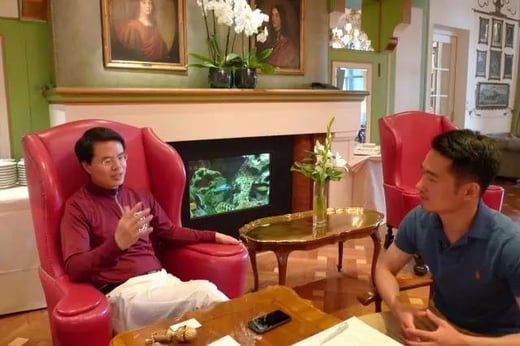 周松波博士（左）在海德堡接受对话德国访谈