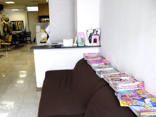 待合室にはゆったりとくつろげるソファーとたくさんの雑誌が・・