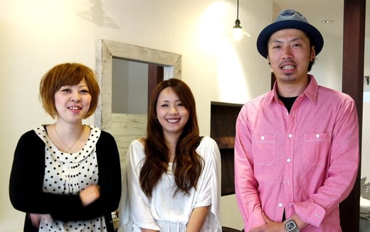 右：カフェめぐりの好きな店長 菊地由也　中央：ドライブ好きのアシスタント 古川友香　左：お料理上手なスタイリスト 遠藤恵理