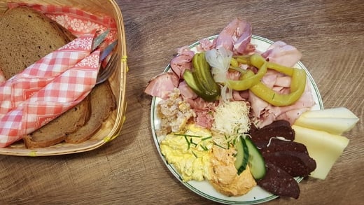 Gastgarten von Weinbau Hastenteufel in Brunn am Gebirge