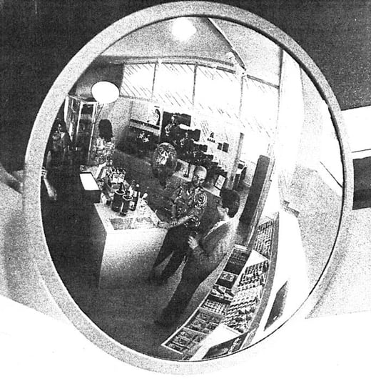 Blick durch den Spiegel in das neugestaltete Ladengeschäft.