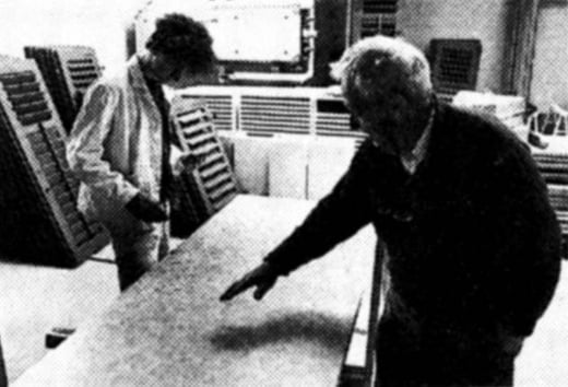 Lehrling Marcel Steinemann demonstriert Spachteltechniken.