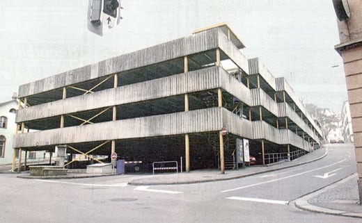 «Ein Schandfleck, mit dem bestimmt kein Wakkerpreis gewonnen werden kann», kommentierte Baureferent Kurt Schönberger […] das Parkplatzprovisorium. Wenn die Baubewilligung steht, wird es abgebrochen und durch eine Gesamtüberbauung ersetzt.