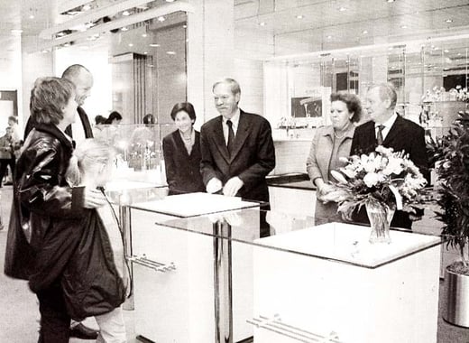 Heidi und Frank Hannibal sowie die langjährigen Mitarbeiter Barbara Cigler und Rene Bollinger beim Empfang der Apero-Gäste. 