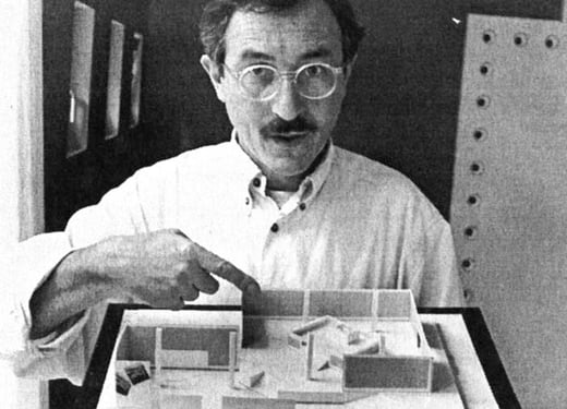 Architekt Felix Aries zeigt das Modell der Schaffhauser Sonderschau an der Olma 1995. 