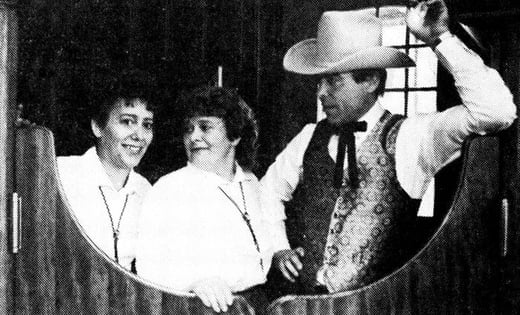 Das Wirte-Trio Lucy Trüeb, Francy Wäckerlin und Martin Casentieri bei der «Saloon»-Schwingtüre.