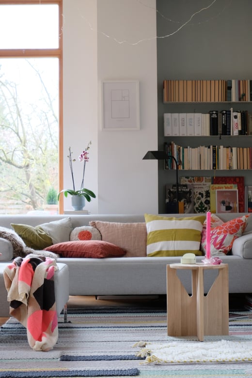 dieartigeBLOG // Wohnzimmer, Sofaecke in Neon & Bunt - Sofa Freistil, Teppich Ikea, Beistelltisch Kristina Dam Studio