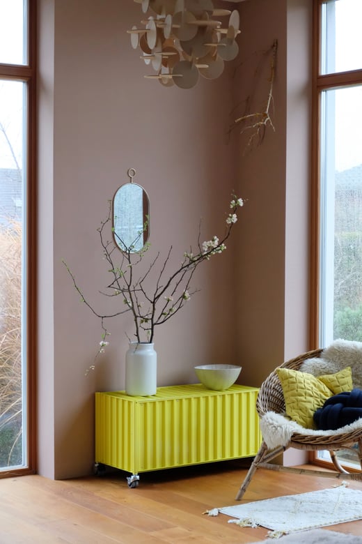 dieartigeBLOG // Wohnzimmer, Leseecke mit Schwefelgelb - Container DS Magazin, Teppich TKMaxx, Korbsessel Vintage, Knot Kissen Design House Stockholm