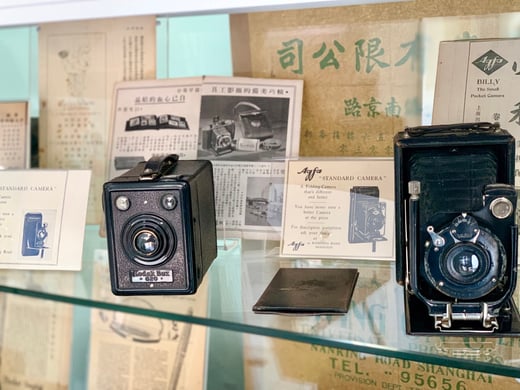 On the left a Kodak Brownie Box camera. From the MOFBA collection.