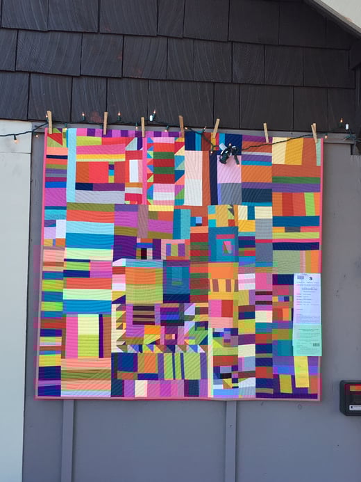 quilt anonyme pendu sur un mur, festival de sisters 2018