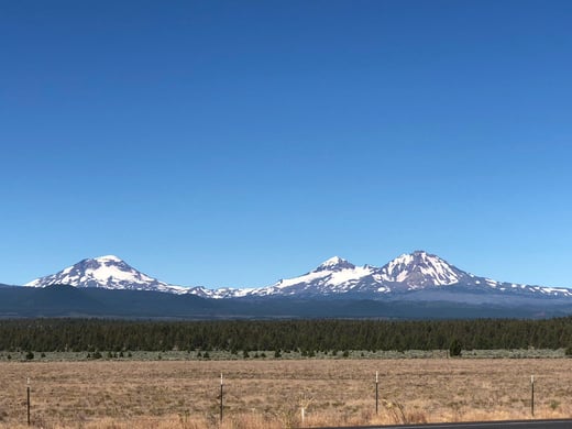 photo des pics montagneux appelés les trois soeurs à SISTERS dans l'Oregon