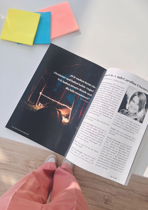 Aufgeschlagenes Magazin des Montessori Zentrums mit Interview-Layout und Bildredaktion – Beispiel für Chefredaktion, Textgestaltung und Magazindesign.