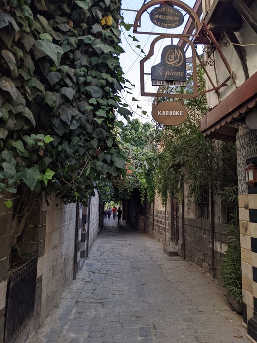 Gemütliche, bewachsene Kopfsteinpflaster-Sträßchen