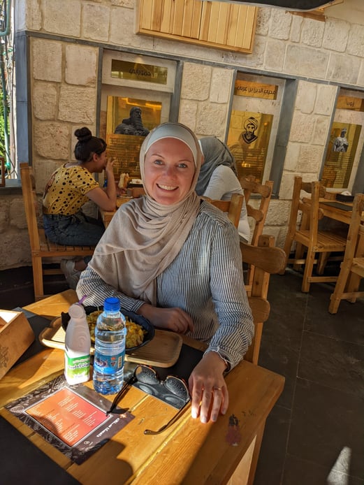 Alleine unterwegs: Salat auf der Einkaufsmeile