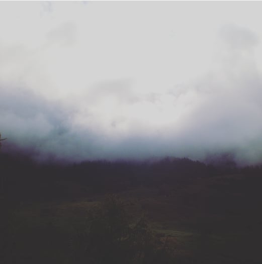 Foto von nebligen Hügeln, bedecktem Himmel, geheimnisvollen Schwingungen
