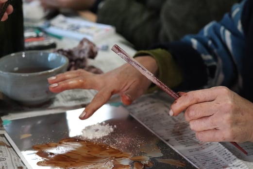 ずこうの日② 塗り箸の研ぎ出しワークショップに参加する受講者