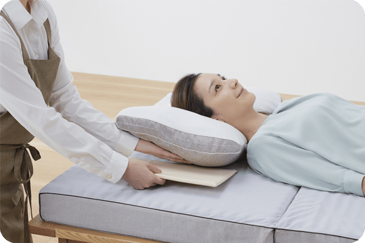 お試しいただけますのイメージ写真　オーダー枕のサンプルで試し寝をしているところ