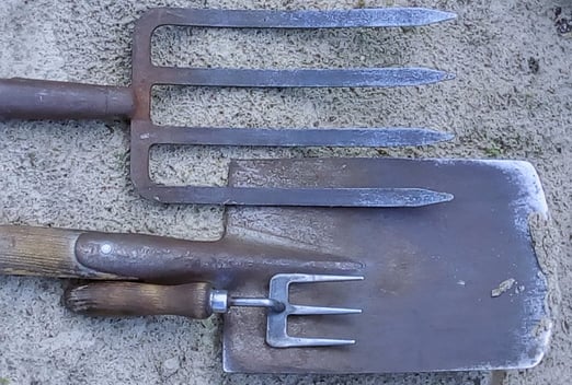 Grabegabeln und Spaten helfen dir Struktur in deinen Naturgarten zu bringen.