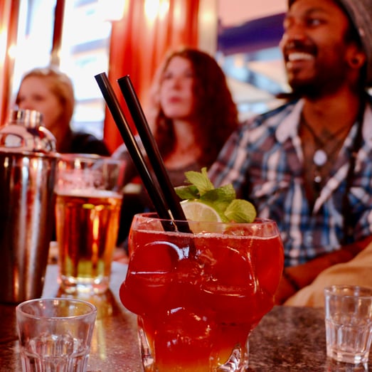 Zombie Drink um Tiki Glas im Barkurs