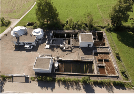 Die ARA Schachen in Wolfhausen aus der Vogelschau (Bild: AWEL)